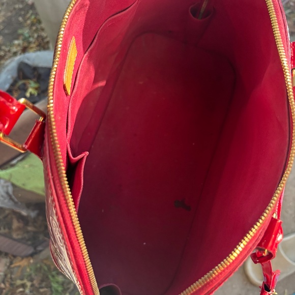 Authentic Louis Vuitton Alma GM Vernis leather in Pomme D’Amour Red color - Picture 6 of 9